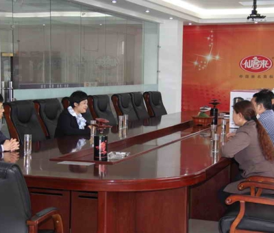 縣總工會主席劉和平走訪慰問仙客來三位省人大代表